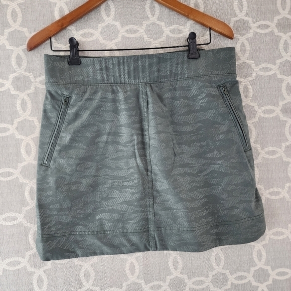 Orvis Pants - Orvis Green Camo Skorts Women's M